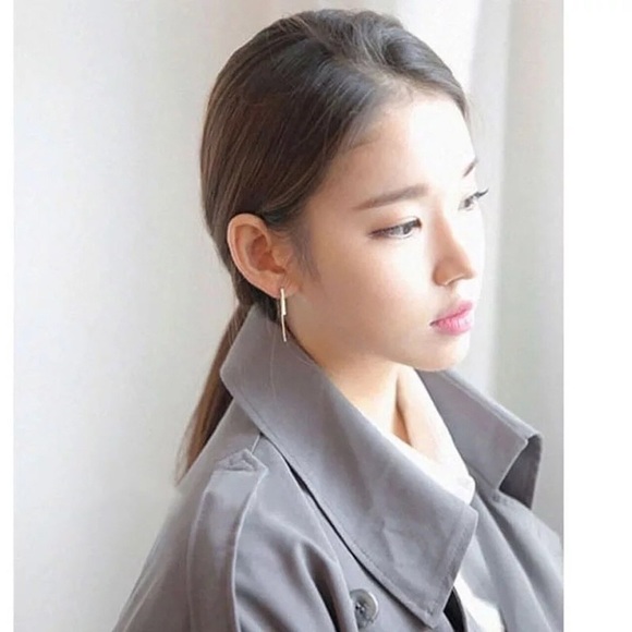 Women 925 Sterling Silver Plated Stud Earring - Picture 5 of 5